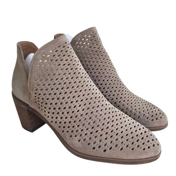 Tan Suede Booties Lucky Brand Podgia Size 8.5 Peforated Ankle Boot V-Notch Side - Picture 1 of 13